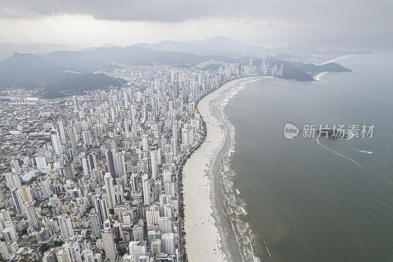 Balnéario Camboriú海滩海滨的观点在一个阴天和很少的人在海滩上